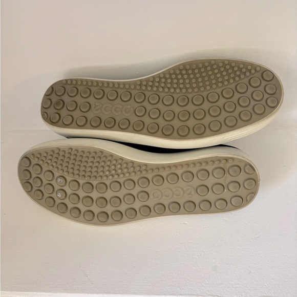 ECCO Women's side zipper sneaker bootie - Picture 4 of 5